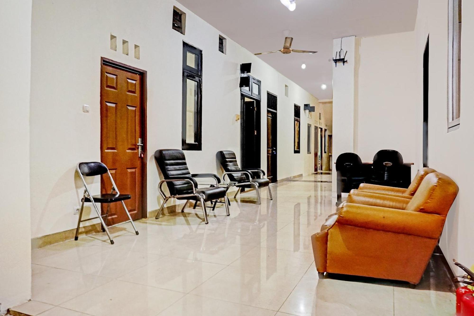 Hotel Oyo 90689 Lily House Tangerang Exterior foto