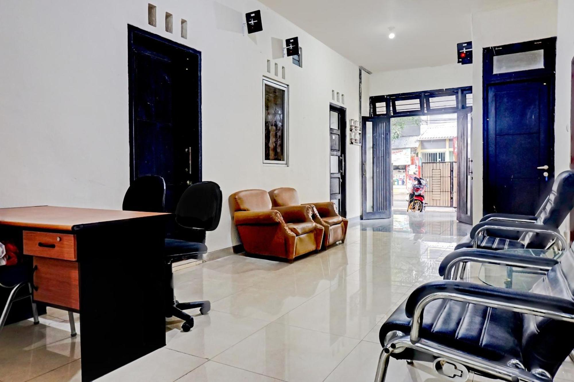 Hotel Oyo 90689 Lily House Tangerang Exterior foto